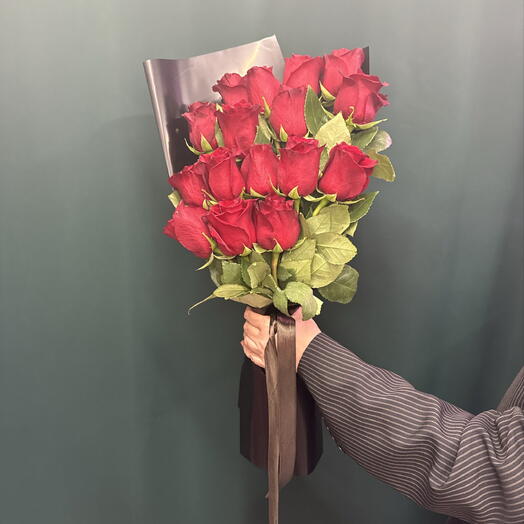 Бордовые розы 16 шт
