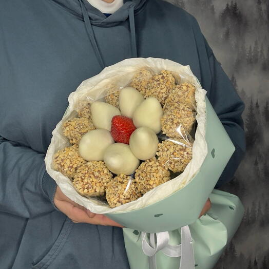 Букет клубника в шоколаде с орехом