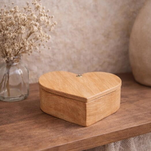 Деревянная шкатулка сердце