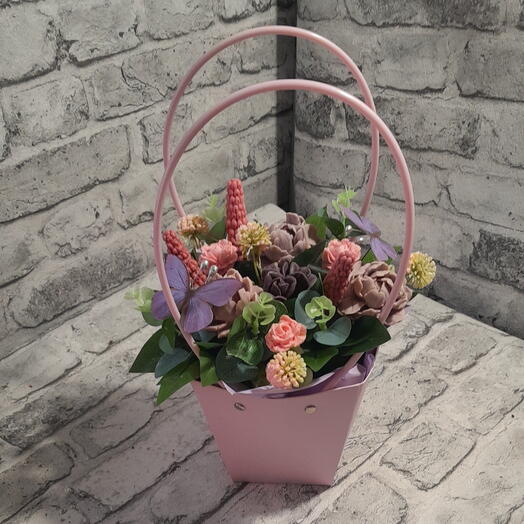 Композиция из мыльных цветов с декоративными бабочками. Для мамы, подруге на праздник или учителю