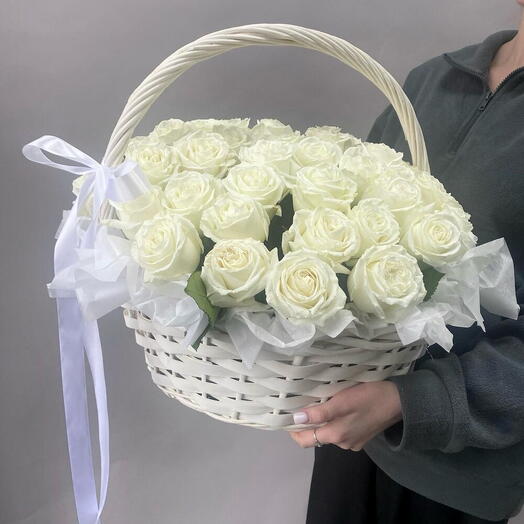 Корзина с белыми премиальными розами