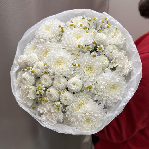 Букет «Ромашки» из стойких хризантем и диантусов с матрикарией 🌼