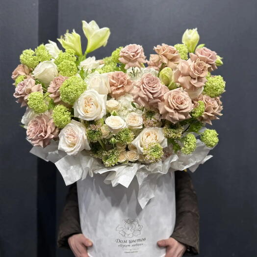 Шляпная коробка WOW с гортензиями, пионовидными розами и амариллисом "Осколки янтарного танго"