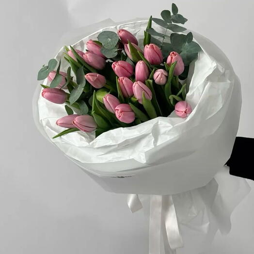 Букет розовых тюльпанов с эвкалиптом