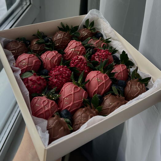 Chocolate-covered strawberries with blueberries 20 pieces