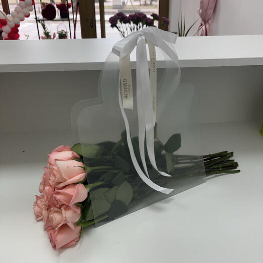 Handbag with 11 pink roses