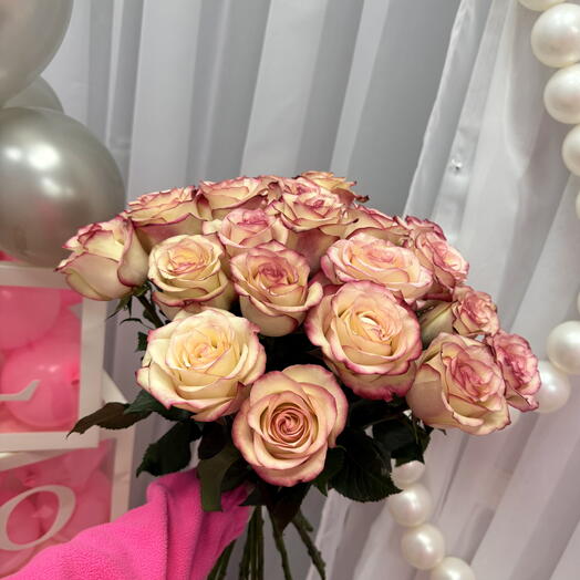 25 роз белого цвета с розовыми краями (также известные как "двухцветные" или "пестрые" розы)