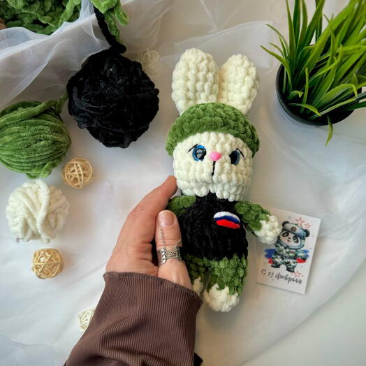 Плюшевый зайка "Защитник". Сделан из мягкой плюшевой пряжи. Милый подарок на 23 февраля