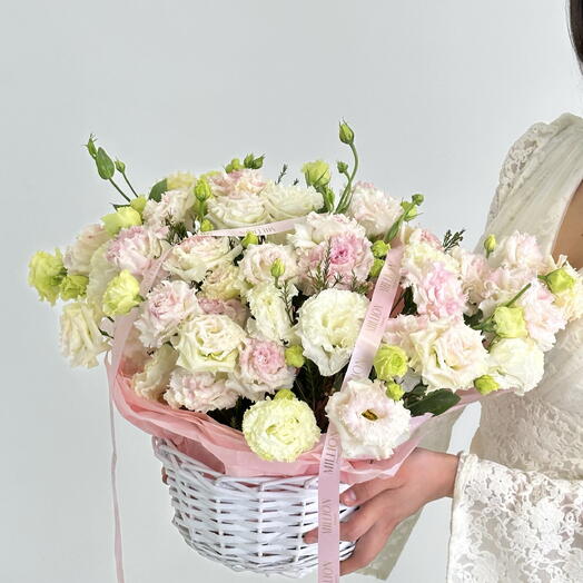 Корзина с лиантусом и эустомой