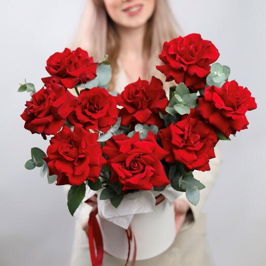 Цветы в коробке с Ажурными розами и Эвкалиптом