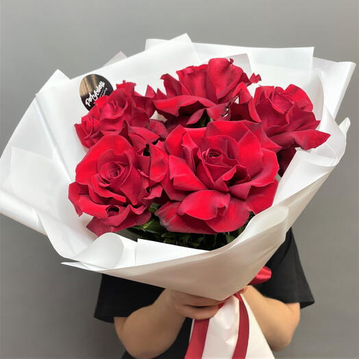 Монобукет из ажурных красных роз в упаковке
