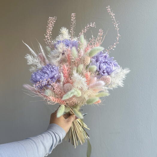 Нежный букет со стабилизированной хризантемой и пшеницей