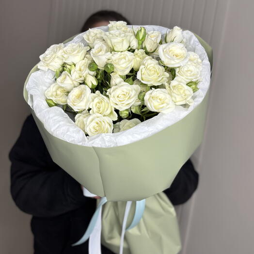 Букет из белых кустовых роз