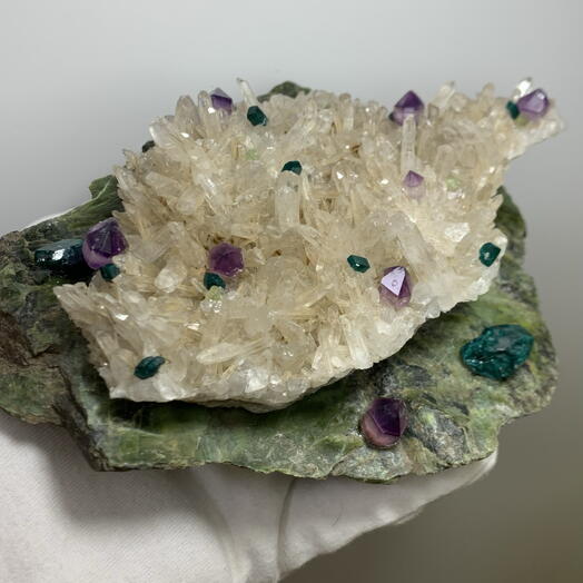 Композиция из камней и кристаллов Coolcrystals 090 : кварц друза, аметист, диоптаз, демантоид, хризотил