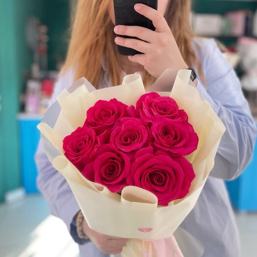 7 малиновых роз