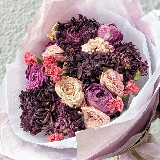 A bouquet of dried chrysanthemums and  roses