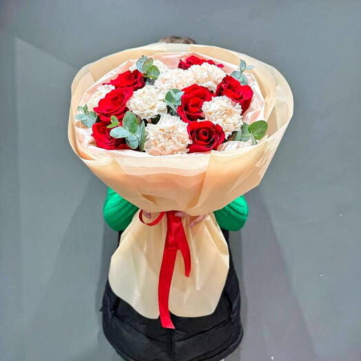 Букет из красных роз и диантусов