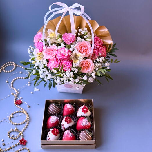 Набор клубники в бельгийском шоколаде и сумочка с цветами Алый