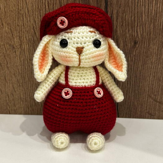 Милый зайка ручной работы в красном комбинезончике