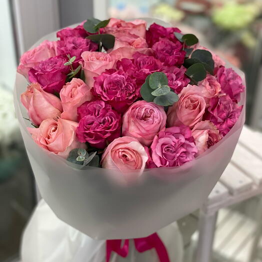 Микс из роз с эвкалиптом
