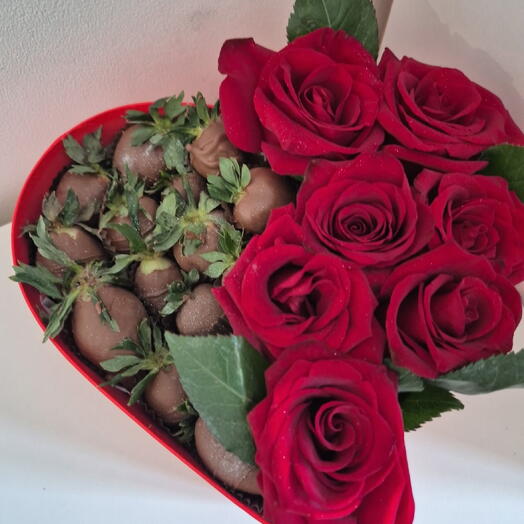 Клубника в шоколаде с розами "Алое сердце"