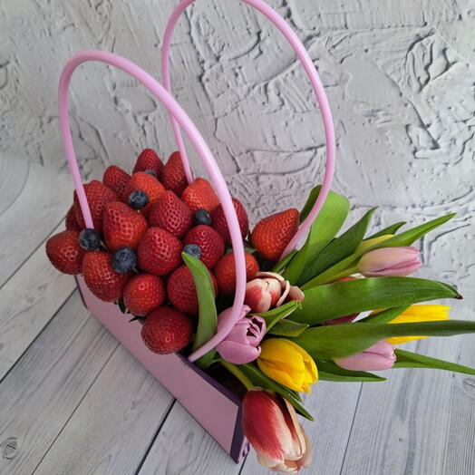 Сумочка с клубникой и тюльпанами