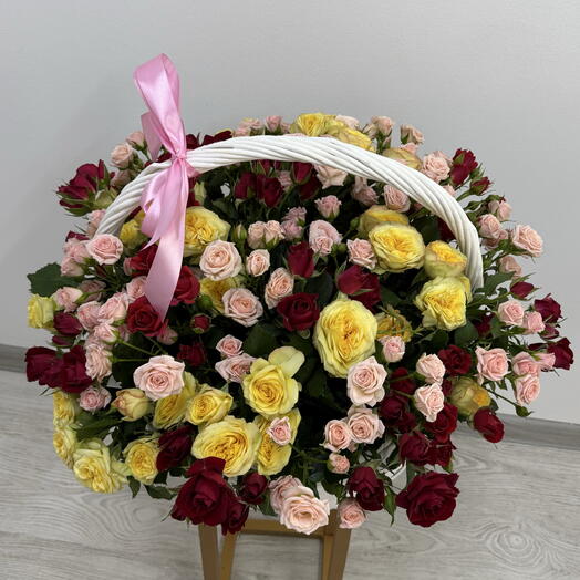Корзина с кустовыми розами большая