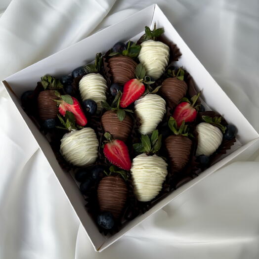 Клубника в шоколаде 
«Бельгийский дуэт» ( 12 шт)