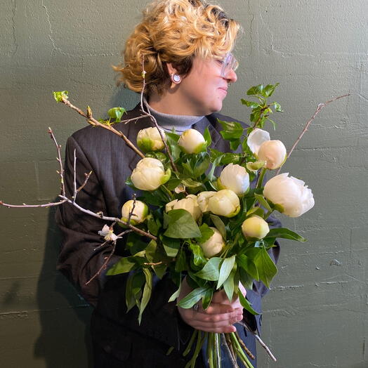 Букет с пионами и ветвями