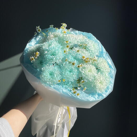Букет из кустовой хризантемы и ромашки
