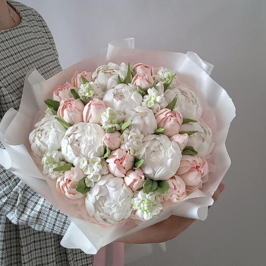 Нежный букет пионов и тюльпанов для девушки; мамы; коллеги