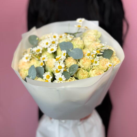 Букет из персиковой кустовой розы, ромашки и эвкалипта