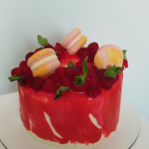 Торт красный с малиной и макарон