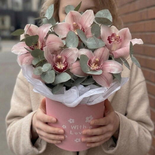 Композиция в коробке из орхидеи и эвкалипта