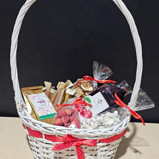 Подарочная корзина с соком "Ягодное ассорти"