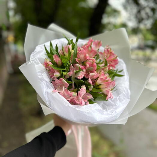Букет розовых альстромерий