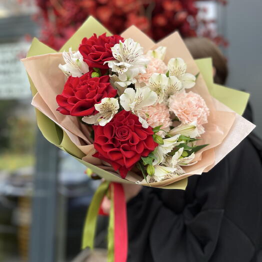 Ароматные французские розы с кружевной гвоздикой и альстромерией💚