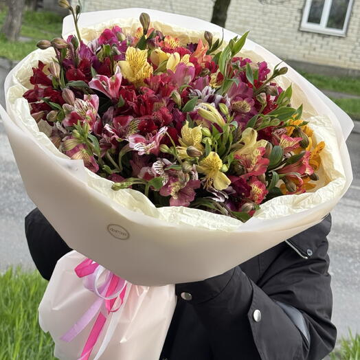 Яркий букет с альстромерией