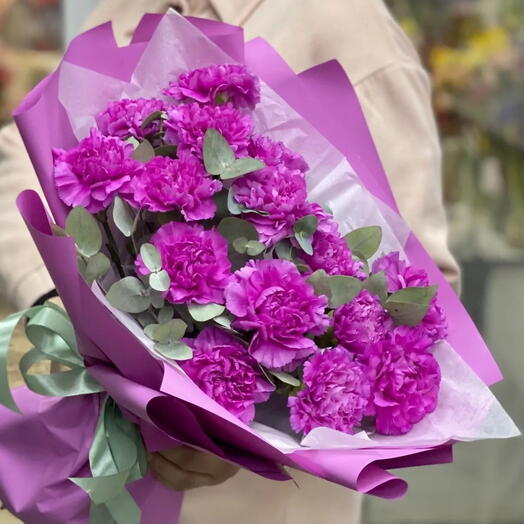 15 фиолетовых гвоздик с эвкалиптом