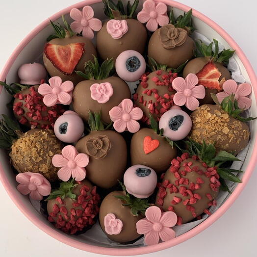 Клубника в розовой коробке