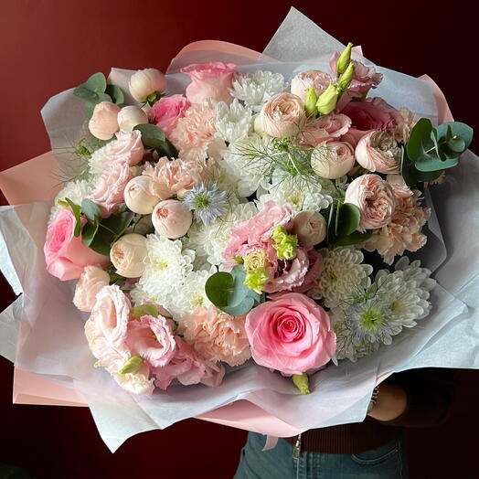 Bouquet of eustoma, roses and dianthus