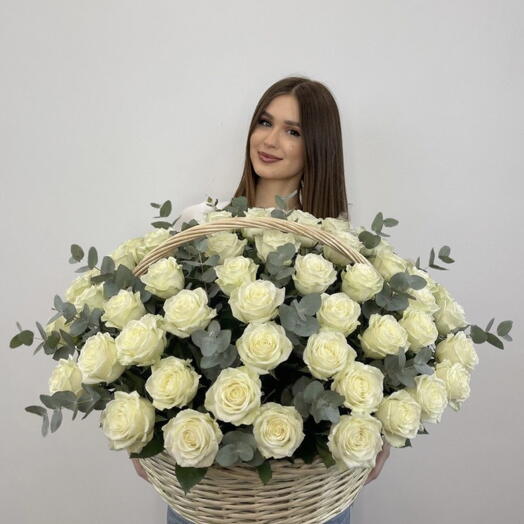 Корзина с белой розой и эвкалиптом