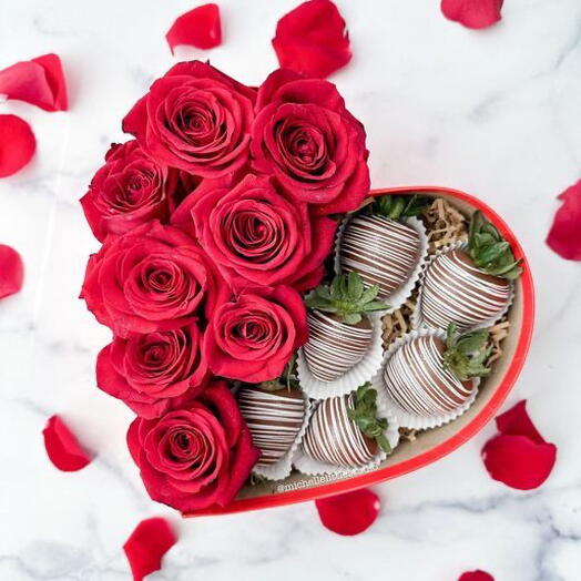 Romantic Roses   Chocolate Strawberry Heart Box 🌹🍓