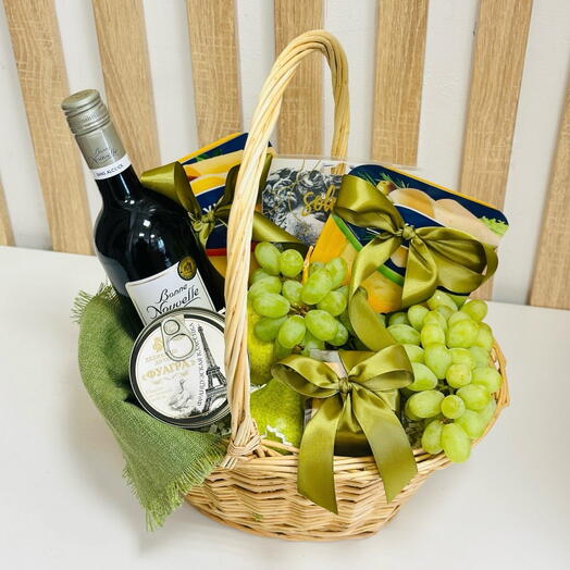 Фруктовая корзина с сыром, фуагра, и безалкогольным вином
