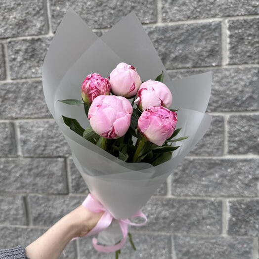 Букет из 5 розовых пионов