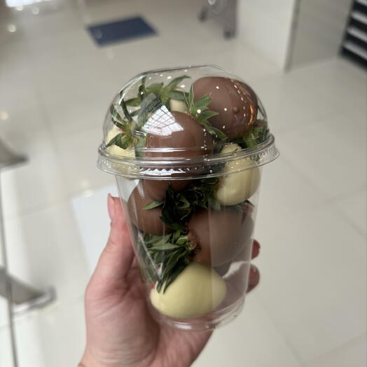 Большой стакан с клубникой