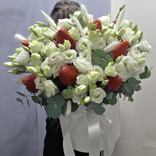 Композиция из клубники,  эустомы, лагуруса