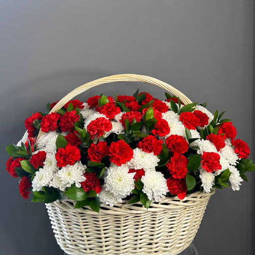 Корзина из хризантемы и гвоздики