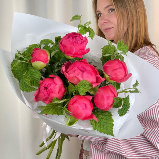 🩷Те самые Пионы (меняют цвет) 7 штук с ветками свежей малины