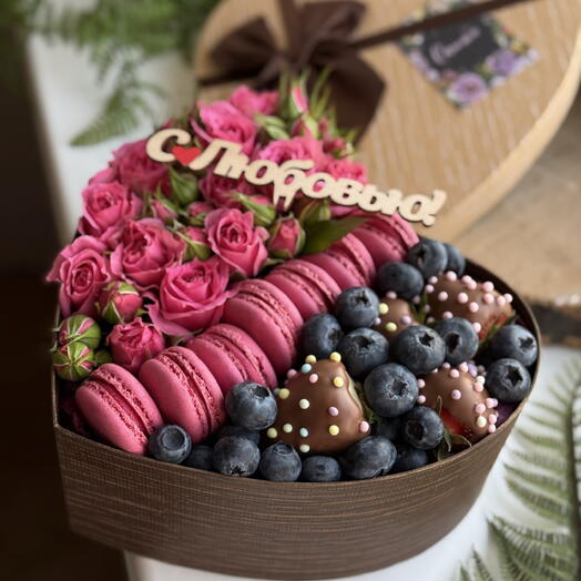 «Love is» коробка сердце с ягодами